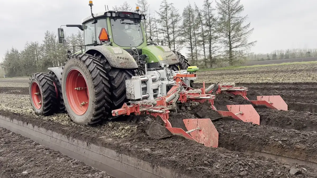 Fendt tractor with a bed-former fitted with ISO-Track